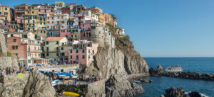 Monterosso Liguria Rispetto alle altre quattro terre, questo appare come un paesino con un certo grado di mondanità. E' la più frequentata delle Cinque Terre anche dagli abitanti delle province limitrofe,come La Spezia, che la scelgono per mete turistiche, per trascorrere l'estate al mare o